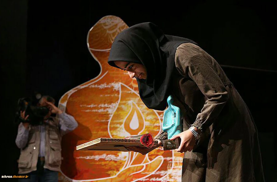 تقدیر از رستا رضوی در جشن هفته هنر انقلاب اسلامی