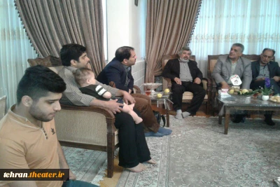 دیدار مسئول انجمن هنرهای نمایشی شهرستان ورامین با خانواده هنرمندشهید مختار سالمی