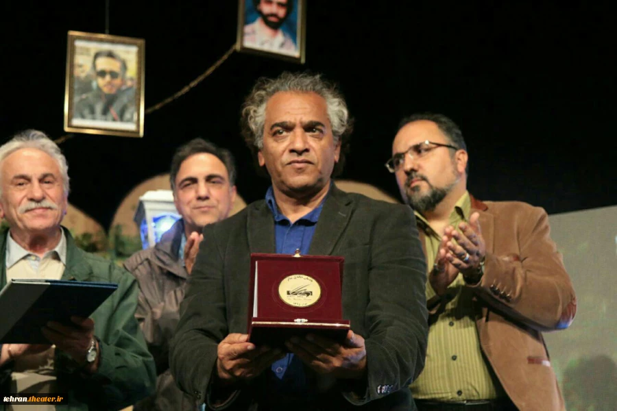 اصغر همت ریاست محترم خانه تئاتر در حال اهدای لوح یادمان خانه تئاتر به خانواده محترم بشردوست