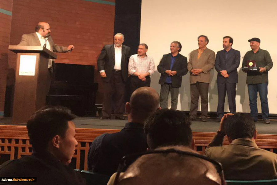 اهداء نشان ویژه خانه تئاتردر جشن انجمن نمایشگران خیابانی