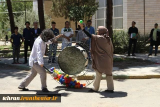نمایش خیابانی «مامورین مرگ و تولد» در ورامین اجرا شد