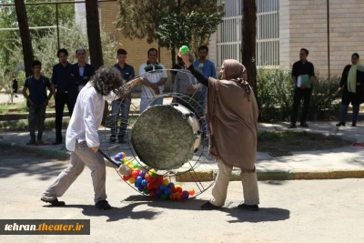 نمایش خیابانی «مامورین مرگ و تولد» در ورامین اجرا شد