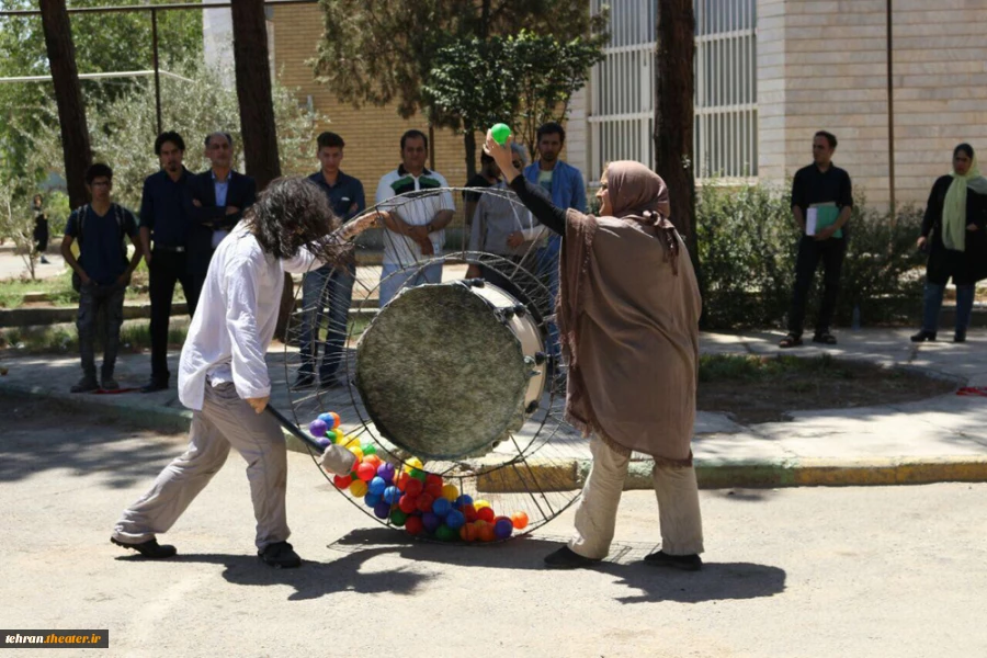 نمایش خیابانی «مامورین مرگ و تولد»