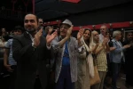 تشویق گروه نمایش «من» توسط هنرمندان و مخاطبین