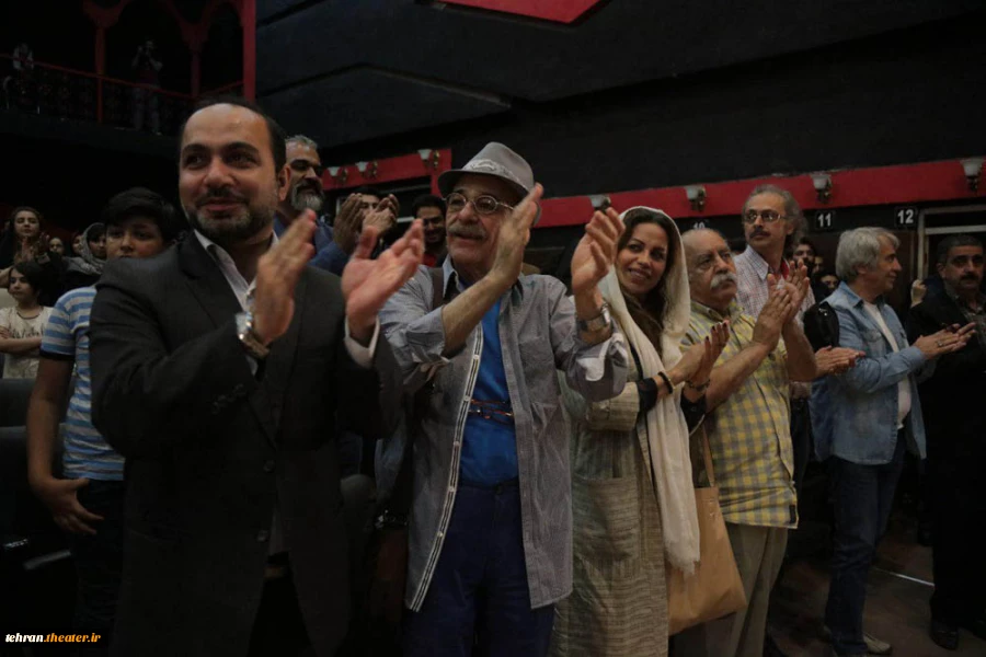 تشویق گروه نمایش «من» توسط هنرمندان و مخاطبین