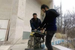 آماده سازی پلاتو تمرین تئاتر به دست جوانان فعّال تئاتر شهرستان دماوند