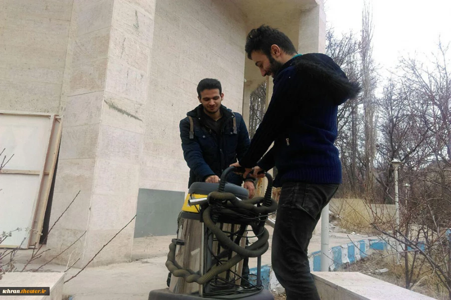 آماده سازی پلاتو تمرین تئاتر به دست جوانان فعّال تئاتر شهرستان دماوند