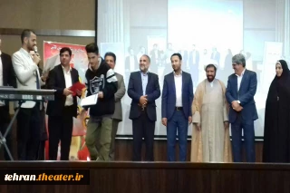 تقدیر از هنرمند تئاترشهرستان قدس در روز گرامیداشت روز جوان