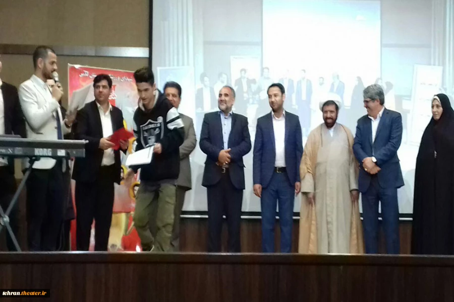 تقدیر از هنرمند تئاترشهرستان قدس در روز گرامیداشت روز جوان