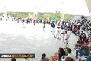اجرای نمایش خیابانی «وطنم وتنم جاویدان» در پارک آب و آتش