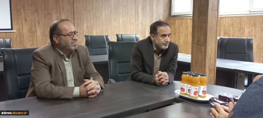 مدیرکل هنرهای نمایشی از دبیرخانه بیست و هفتمین جشنواره تئاتر استان تهران بازدید کرد 4