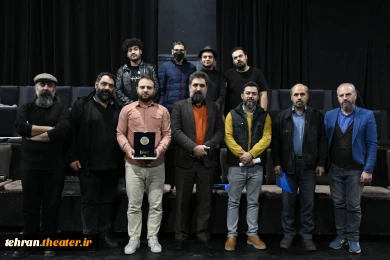 گالری عکس نمایش های پذیرفته شده بخش تولیدات ویژه سردار شهید حاج قاسم سلیمانی
نمایش های پرواز با بال های سوخته کاری از محمد ستوده، یک بیست دقیقه بامداد کاری از امیرعلی بدلی، این و آن کاری از محمد احمدی، نذر عباس کاری از محمد یزدی، عقیق کاری از سید امیر حس