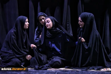 گالری عکس نمایش های پذیرفته شده بخش تولیدات ویژه سردار شهید حاج قاسم سلیمانی
نمایش های پرواز با بال های سوخته کاری از محمد ستوده، یک بیست دقیقه بامداد کاری از امیرعلی بدلی، این و آن کاری از محمد احمدی، نذر عباس کاری از محمد یزدی، عقیق کاری از سید امیر حس