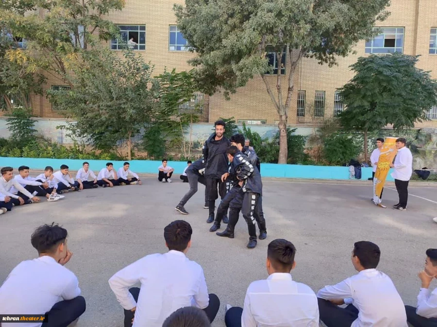 اجرای نمایش خیابانی "تاریخ انقضاء" در شهرستان بهارستان 2